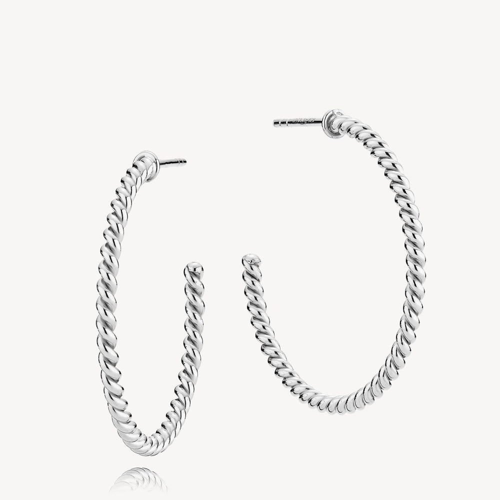 ALESSIA – Store Sølv Kreoler med Snoet Design til Fest