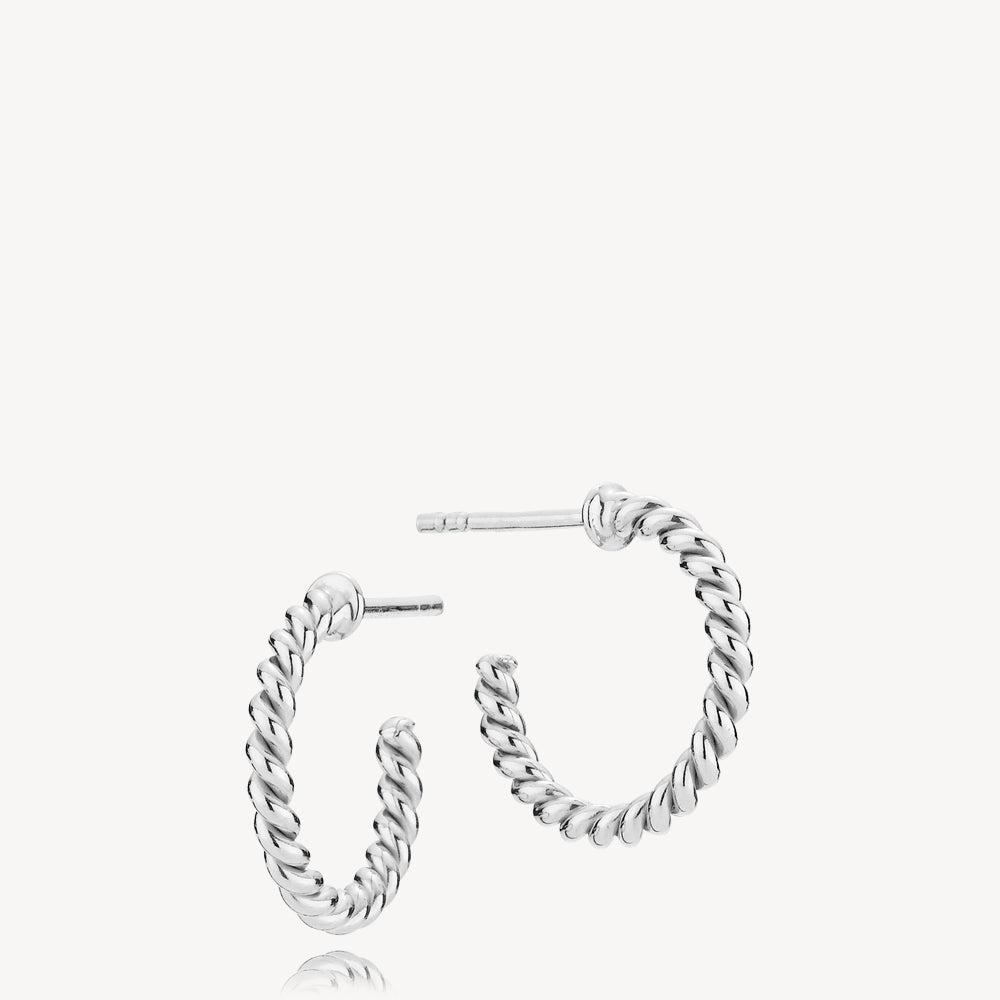 Alessia – Små Sølv Kreoler med Snoet Design på Udsalg