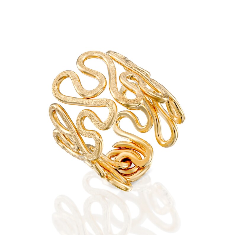 Bred forgyldt 14 karat slangering – Håndlavet skønhed