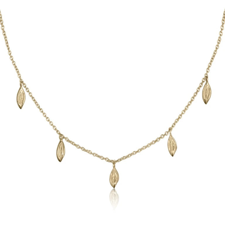 Forgyldt halskæde med eventyrlige blade – Bykjaergaard