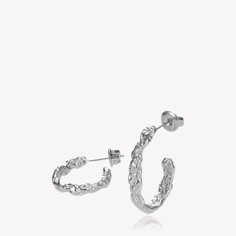 Lana – Medium Kreoler i Rustfrit Stål med Bølget Design