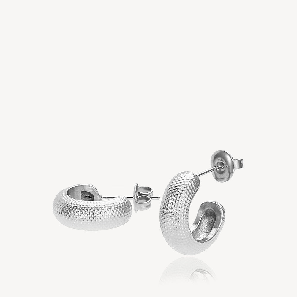 Aya Kreoler i Rustfrit Stål med Hamret Overflade – Stilfuld Elegance